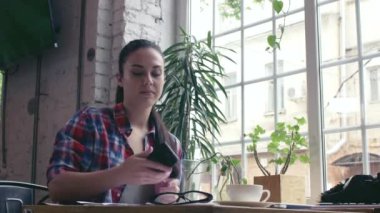 Çekici kadın selfie yapar