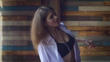 Gülümseyen kız kapalı dans