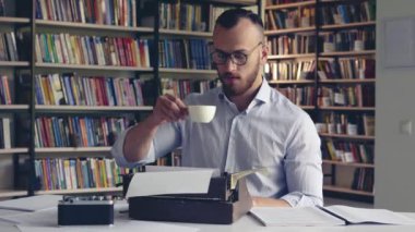 Genç adam kahve içiyor