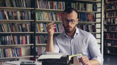 Kütüphanede genç yazar