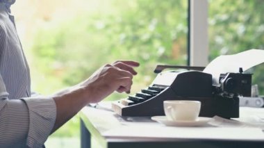 Genç yazar kapalı yazmak