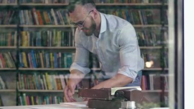 Kütüphanedeki genç adam.