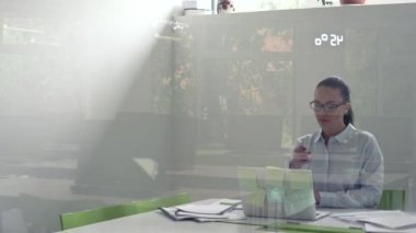 Bir ses kaydedici ile genç kız