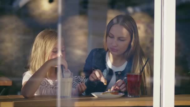 Madre Hija Comiendo Cafetería — Vídeo de stock