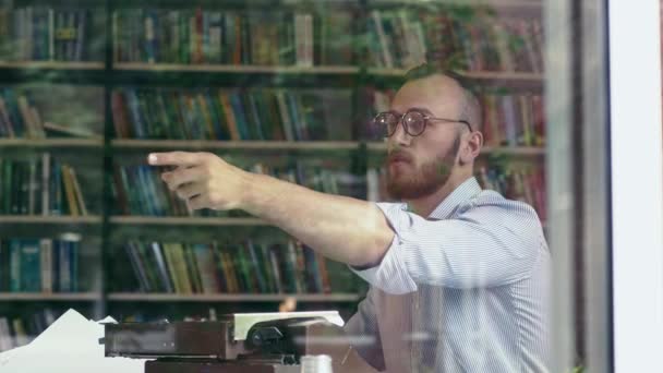 Sorrindo Homem Atraente Biblioteca — Vídeo de Stock