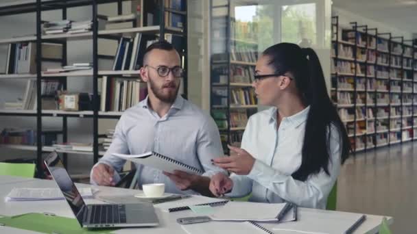 Parceiros Negócios Uma Reunião — Vídeo de Stock