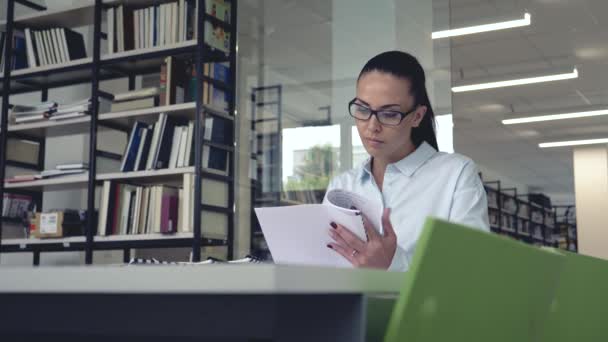 Femme au travail dans le bureau 