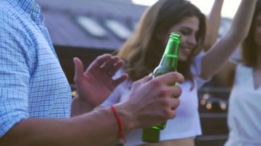 Gençler açık havada dans