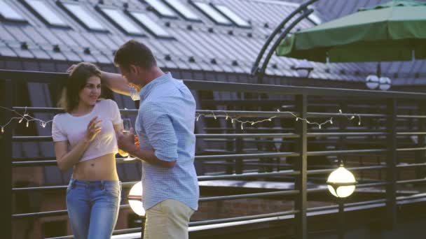 Pareja Joven Coqueteando Fiesta — Vídeos de Stock