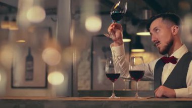 Genç adam şarap tadımı