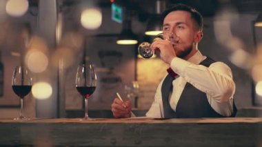 Genç sommelier şarap tadımı
