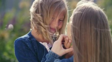 Anne ve kızı sarılma