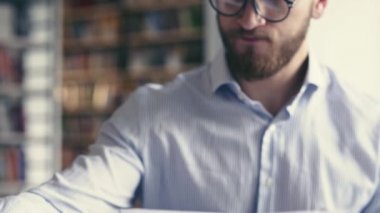 Retro bir daktilo üzerinde genç adam