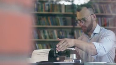 Kütüphanede genç yazar