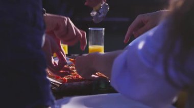 Kız pizza arkadaşlarıma keser.