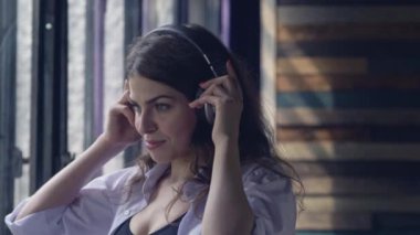 Kulaklıklar ile gülümseyen çekici kadın