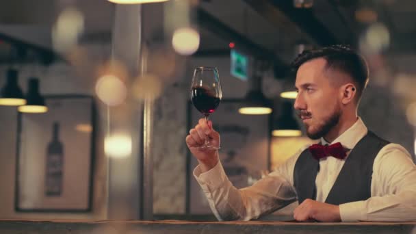 Joven Bebiendo Vino Restaurante — Vídeos de Stock