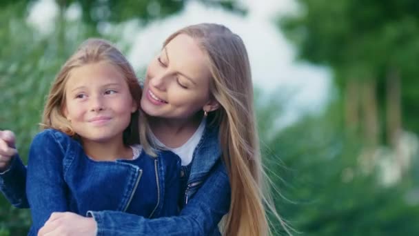 Smiling Mother Daughter Outdoors — Stock Video