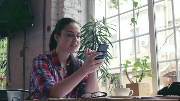 Ung Jente Med Telefon Kafe – stockvideo