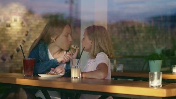 Familie Eten Een Café — Stockvideo