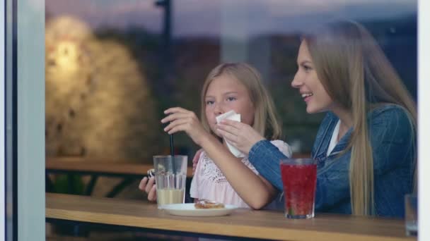 Mujer Sonriente Niño Cafetería — Vídeos de Stock