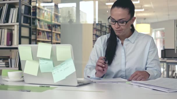 Geschäftsfrau Bei Der Arbeit Büro — Stockvideo