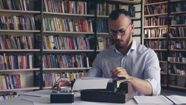 Junge Schriftstellerin Der Bibliothek — Stockvideo