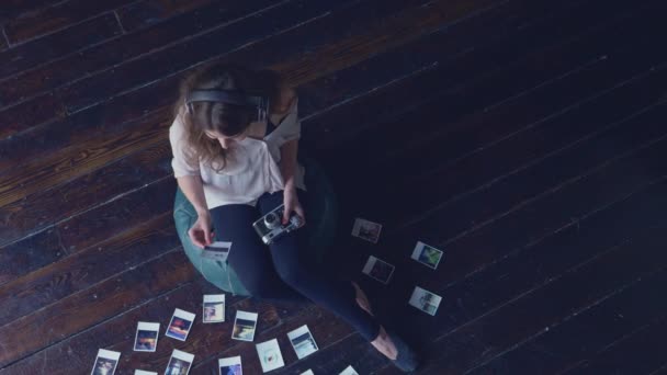 Chica Joven Con Auriculares Mirando Fotos — Vídeos de Stock