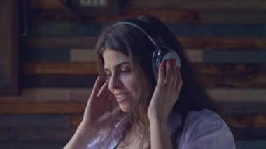 kulaklıklar müzik dinlemek güzel bir kız
