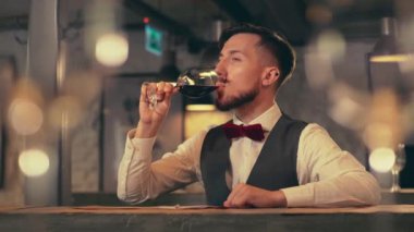 Genç hipster şarap içme