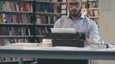 İş yerinde genç yazar