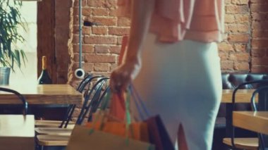 Kafede satın almalarla genç kız