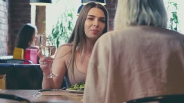 Genç kızlar bir kafede konuşuyor