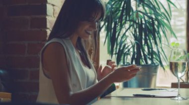 Gülümseyen kız bir ileti yazmakta olduğunu