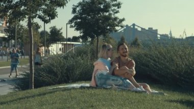 mutlu genç bir çift açık havada