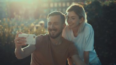 Selfie Park yapıyor çekici çift