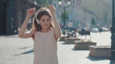 Sokakta dans gülümseyen kız