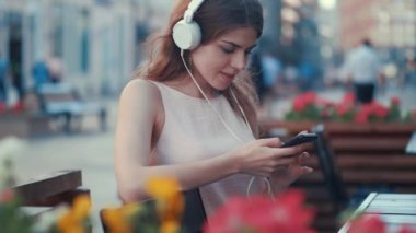 Çekici kız telefonda yazarak