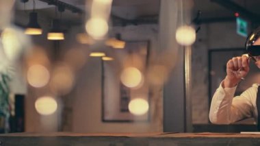 Genç şarap tatma uzman