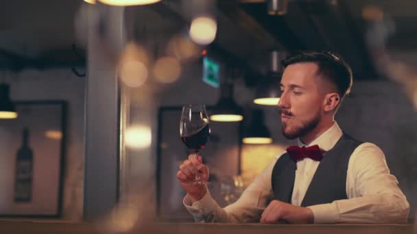 Genç Bir Sommelier Şarap Içer — Stok video