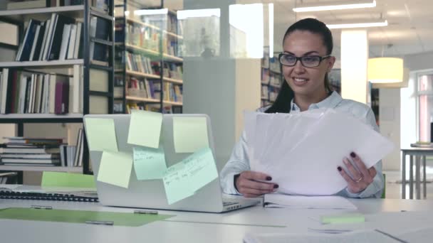 Jeune Femme Souriante Bureau — Video