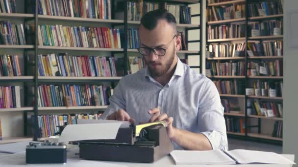 若い男がレトロ タイプライターで入力 — ストック動画