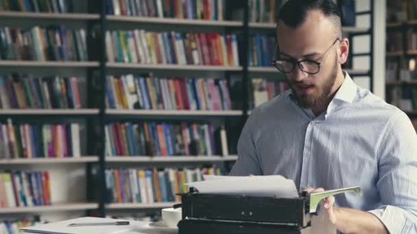 Nuori Kirjailija Kirjoittamalla Retro Kirjoituskoneen — kuvapankkivideo