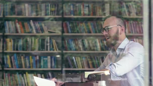 Homem Sorridente Uma Biblioteca — Vídeo de Stock