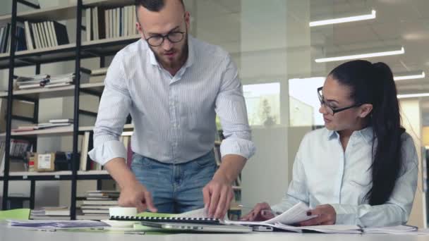 Junge Leute Bei Der Arbeit Innenräumen — Stockvideo