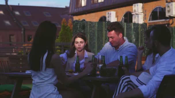 Vrienden Aan Een Tafel Buiten — Stockvideo