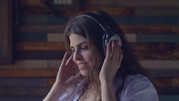 Piękna Dziewczyna Słuchanie Muzyki Słuchawkach — Wideo stockowe