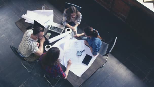Travailleurs dans le loft 