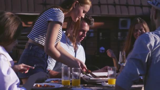 Gelukkige Mensen Eten Pizza Buitenshuis — Stockvideo