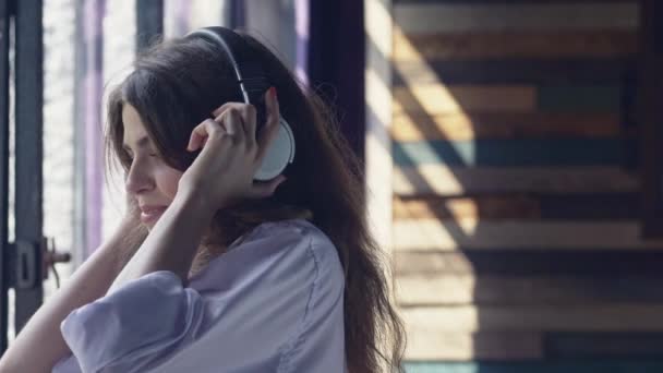 Chica Joven Escuchando Música Los Auriculares — Vídeo de stock